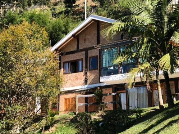 Destaca-se como uma das mais completas e confortáveis suítes com entrada independente que garantem o distanciamento entre os hóspedes. Garantindo o conforto e descanso na sua estada em nossa pousada.
